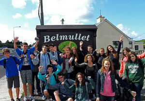 Grupo de estudiantes haciendose foto en Belmullet